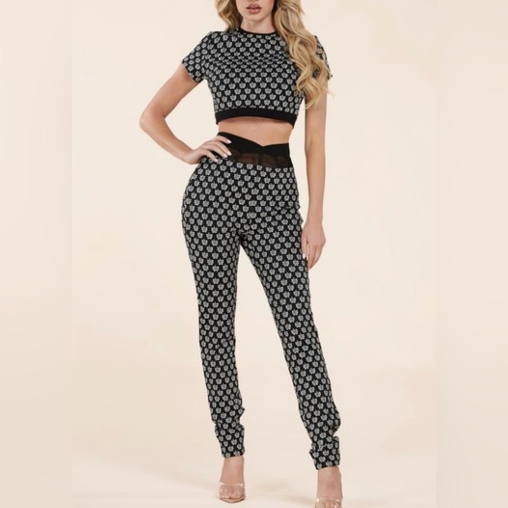 NWT- L’atiste 2pc top and leggings set- Black and White Patterned